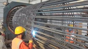 臨大高速項(xiàng)目使用的飛宏智能鋼筋籠滾焊機(jī)